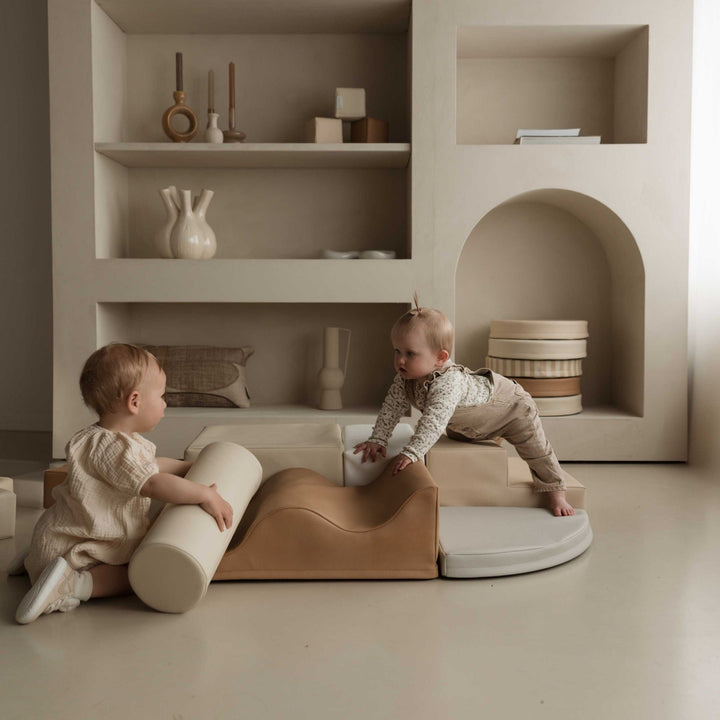 Peuter ontwikkelt motorische vaardigheden met de HENVAE® Baby Speelset 6-delig Stone – veilig en leerzaam speelplezier