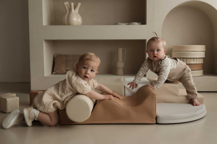 HENVAE® Baby Speelset 6-delig Stone geplaatst in een minimalistische kinderkamer – past perfect bij elk interieur