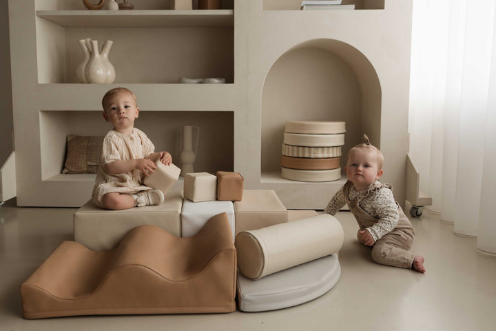 Peuter ontwikkelt motorische vaardigheden met de HENVAE® Baby Speelset 6-delig Stone – veilig en leerzaam speelplezier