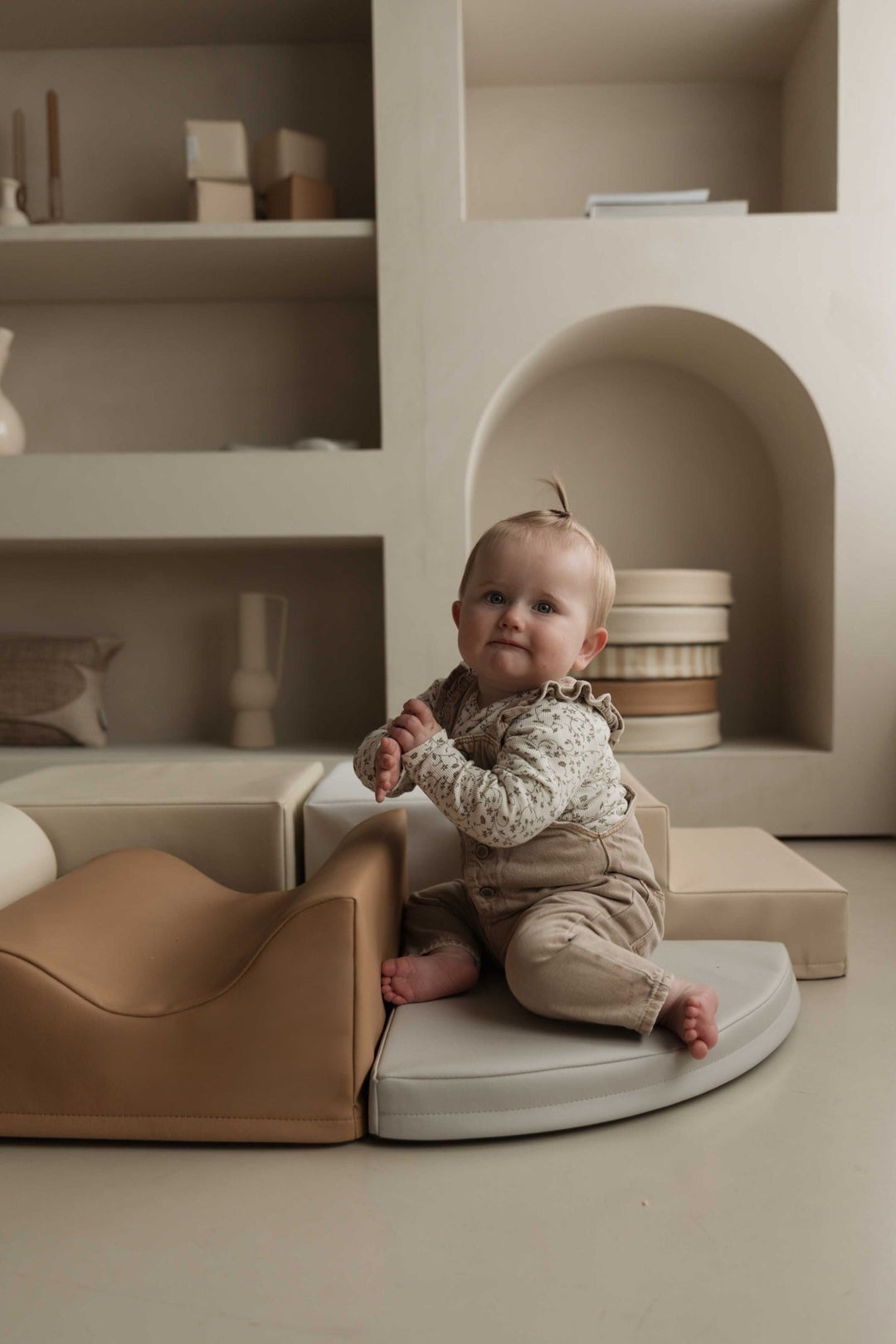 HENVAE® Baby Speelset 6-delig Stone geplaatst in een minimalistische kinderkamer – past perfect bij elk interieur