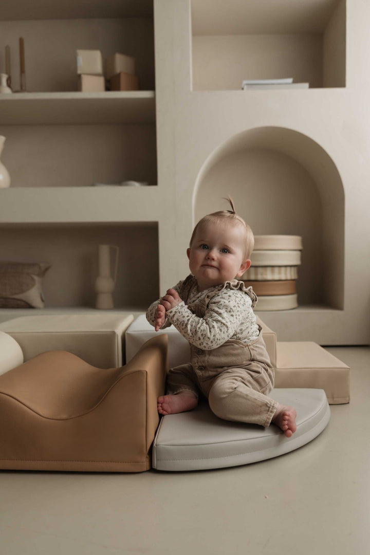 HENVAE® Baby Speelset 6-delig Stone geplaatst in een minimalistische kinderkamer – past perfect bij elk interieur