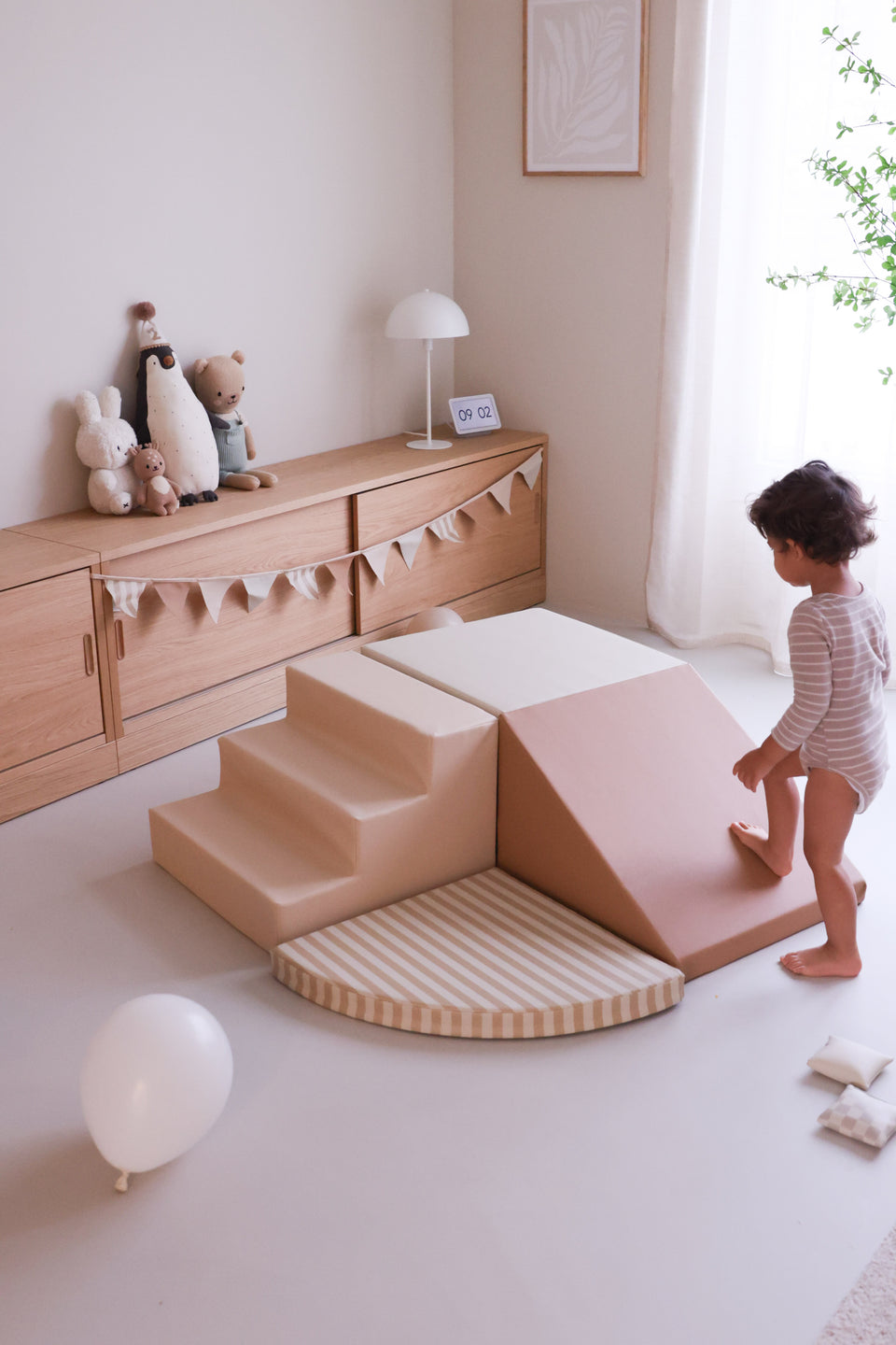 Klantfoto: HENVAE ASCEND Set — Core in Sand Stripe in een speelkamer