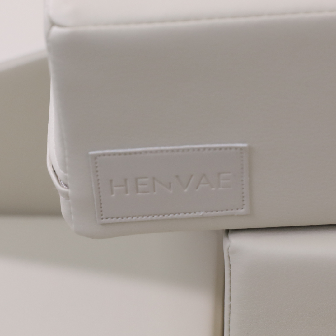 Detail van de beige bekleding van de baby speelset met henvae logo embossed