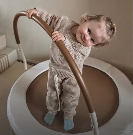 Peuter op de trampoline met de beugel