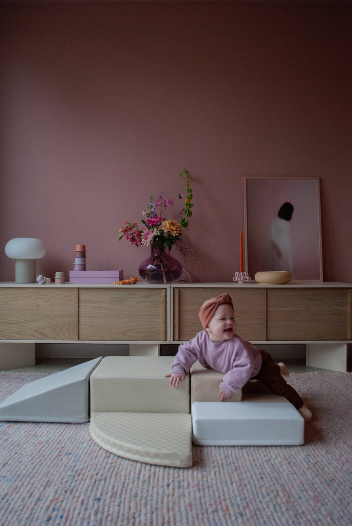 Baby kruipt over de HENVAE® foam klimblokken – bevordert balans en spierontwikkeling