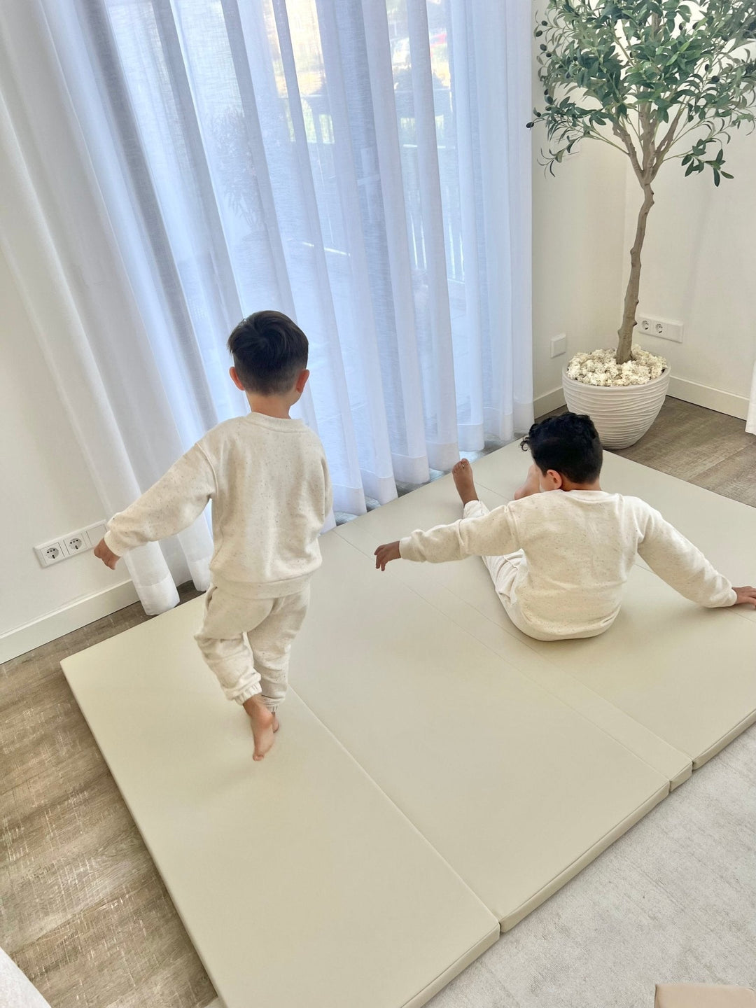 Peuter ontwikkelt motorische vaardigheden op de HENVAE® Speelmat 200×140 cm – veilig en comfortabel speelplezier