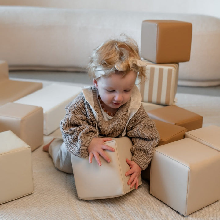 Veilig spelen en ontwikkelen met HENVAE® stapelblokken. Zachte foam blokken perfect voor kleine handjes, stimuleren motorische ontwikkeling en creatief spelen. Geschikt voor thuis, buitenshuis en kinderopvang. Bevordert fijne motoriek, hand-oogcoördinatie en ruimtelijk inzicht. Gemaakt van hoogwaardig foam en bekleed met veganistisch leer, stijlvol en duurzaam. Eenvoudig schoon te maken met een vochtige doek.