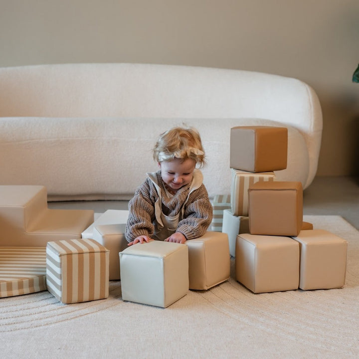 Veilig spelen en ontwikkelen met HENVAE® stapelblokken. Zachte foam blokken perfect voor kleine handjes, stimuleren motorische ontwikkeling en creatief spelen. Geschikt voor thuis, buitenshuis en kinderopvang. Bevordert fijne motoriek, hand-oogcoördinatie en ruimtelijk inzicht. Gemaakt van hoogwaardig foam en bekleed met veganistisch leer, stijlvol en duurzaam. Eenvoudig schoon te maken met een vochtige doek.