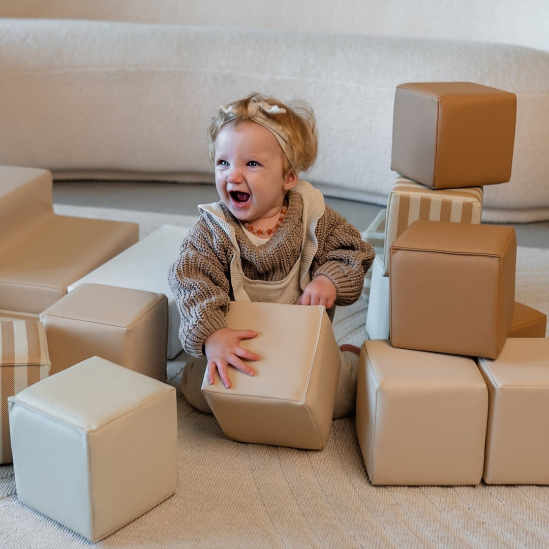 Veilig spelen en ontwikkelen met HENVAE® stapelblokken. Zachte foam blokken perfect voor kleine handjes, stimuleren motorische ontwikkeling en creatief spelen. Geschikt voor thuis, buitenshuis en kinderopvang. Bevordert fijne motoriek, hand-oogcoördinatie en ruimtelijk inzicht. Gemaakt van hoogwaardig foam en bekleed met veganistisch leer, stijlvol en duurzaam. Eenvoudig schoon te maken met een vochtige doek.