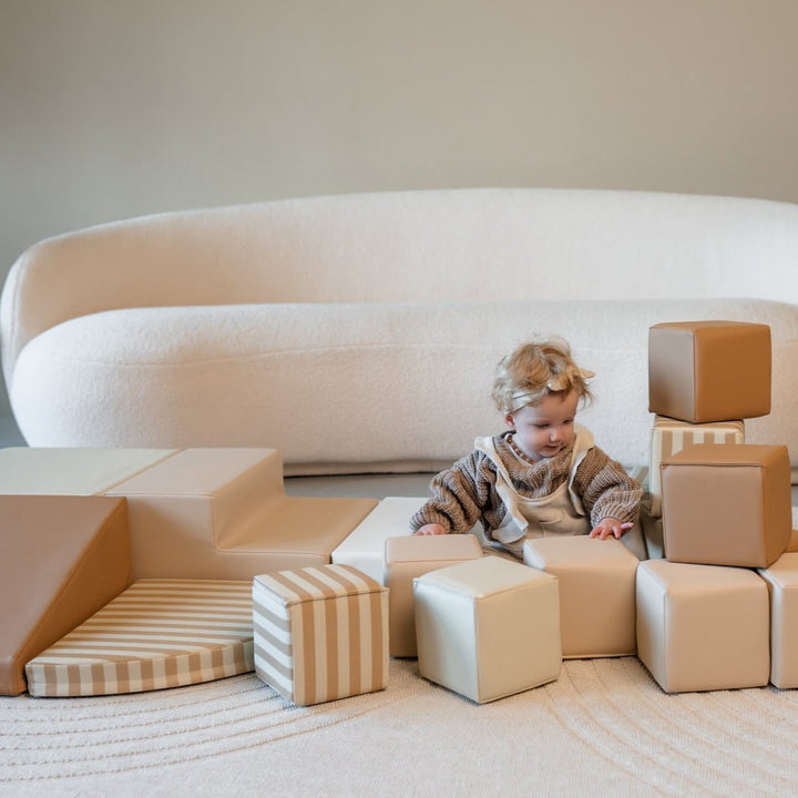 Veilig spelen en ontwikkelen met HENVAE® stapelblokken. Zachte foam blokken perfect voor kleine handjes, stimuleren motorische ontwikkeling en creatief spelen. Geschikt voor thuis, buitenshuis en kinderopvang. Bevordert fijne motoriek, hand-oogcoördinatie en ruimtelijk inzicht. Gemaakt van hoogwaardig foam en bekleed met veganistisch leer, stijlvol en duurzaam. Eenvoudig schoon te maken met een vochtige doek.