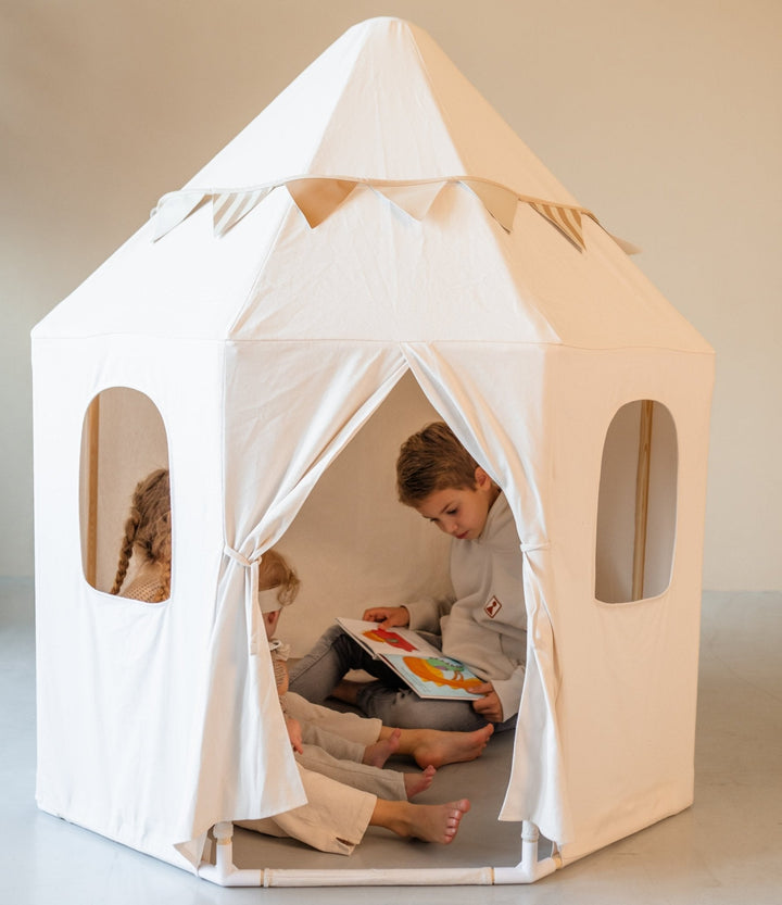Kinderen genieten van avontuurlijk spel in de HENVAE® Paviljoen Speeltent – bevordert creativiteit en fantasie