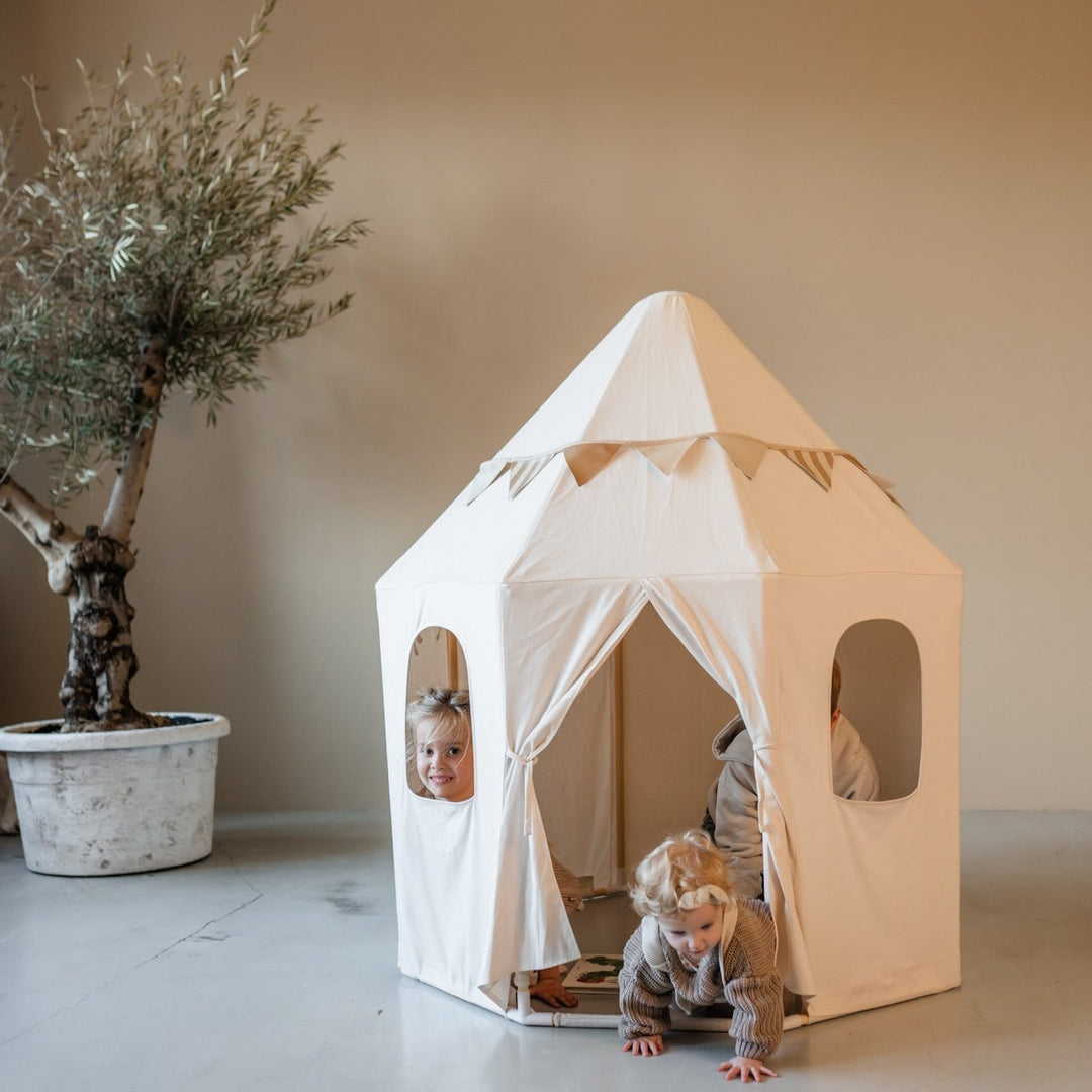 Kinderen genieten van avontuurlijk spel in de HENVAE® Paviljoen Speeltent – bevordert creativiteit en fantasie