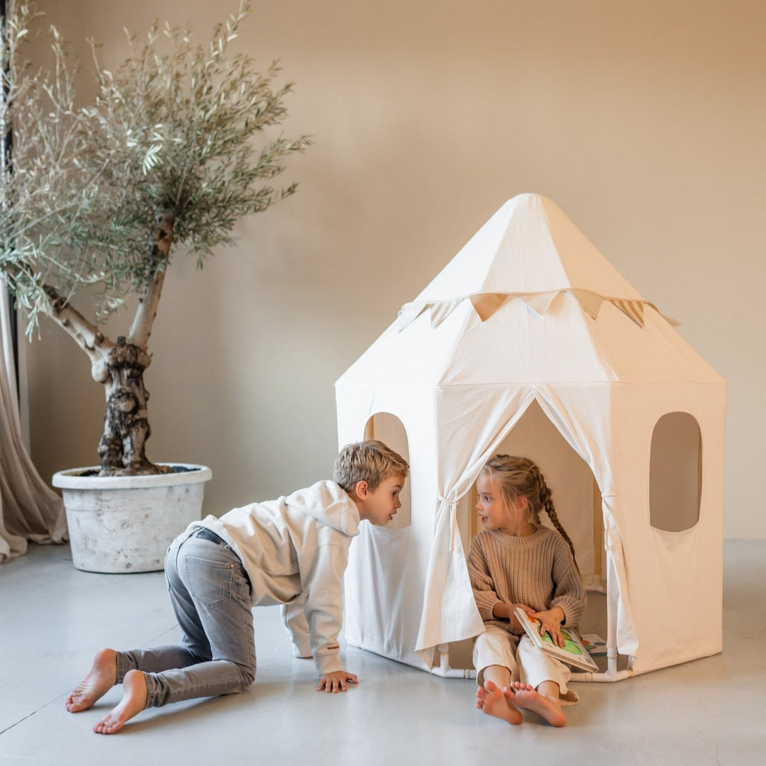 Gordijndeurtjes en raampjes van de HENVAE® Paviljoen Speeltent – stimuleert fantasierijk spel en rollenspellen