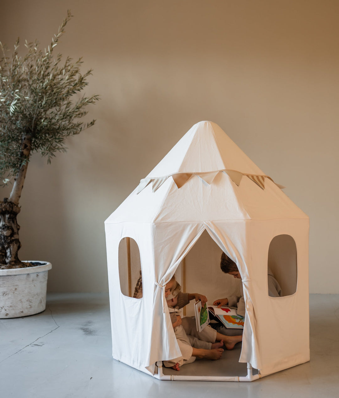 Peuters genieten van avontuurlijk spel in de HENVAE® Paviljoen Speeltent – bevordert creativiteit en fantasie