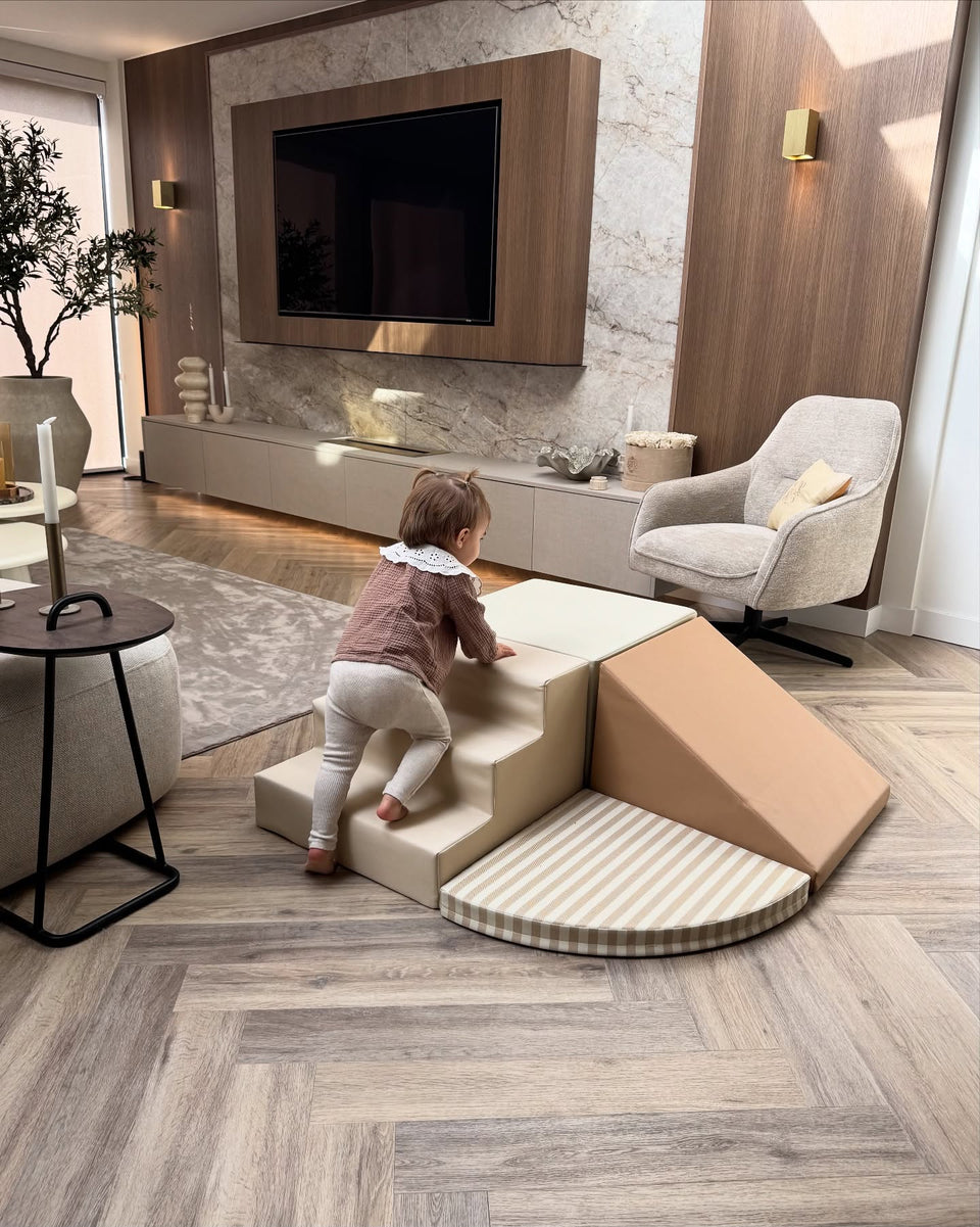 Klantfoto: kind speelt op de HENVAE ASCEND Set — Core in Sand Stripe
