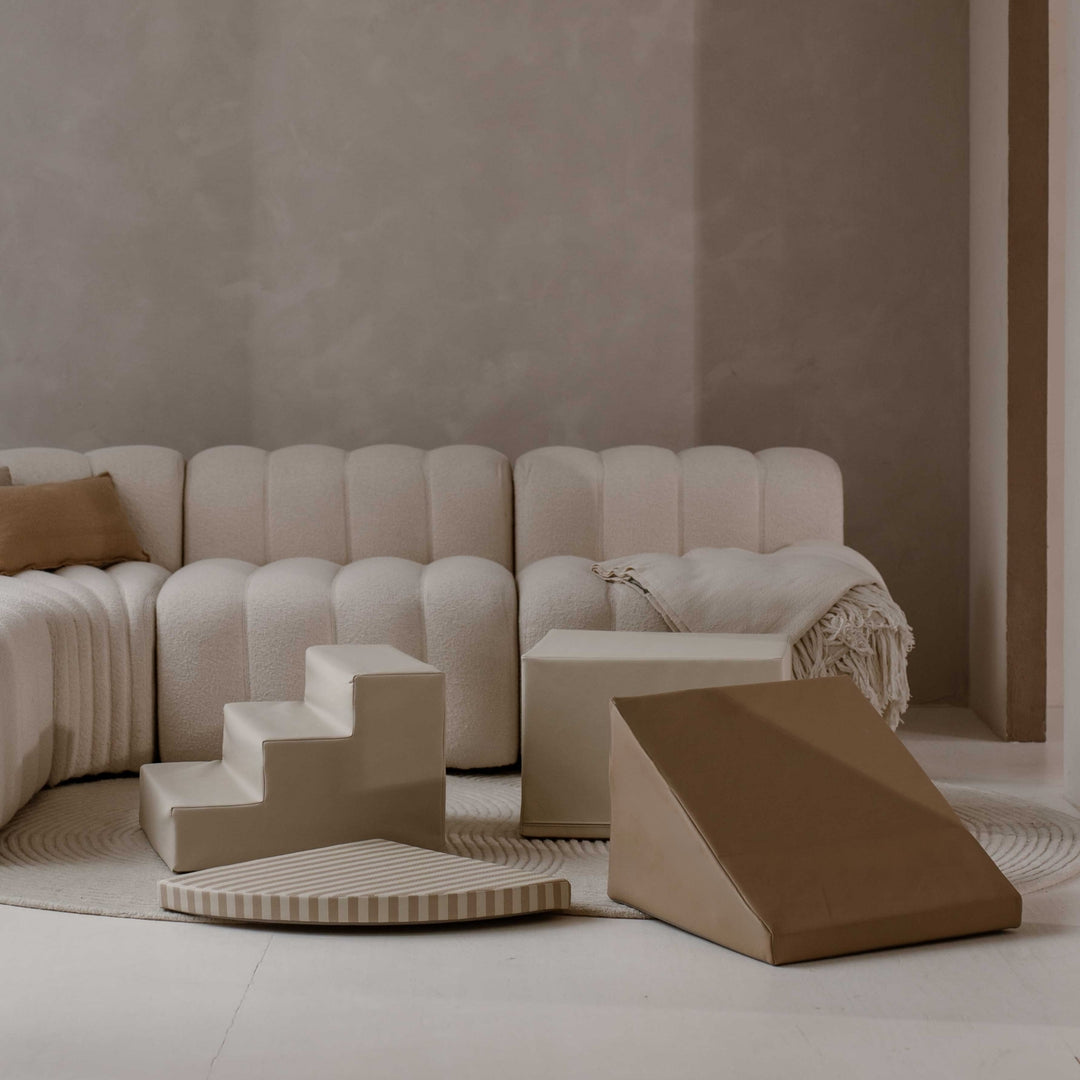 Vier losse speelelementen van de ASCEND speelset in beige, taupe en Sand Stripe.
