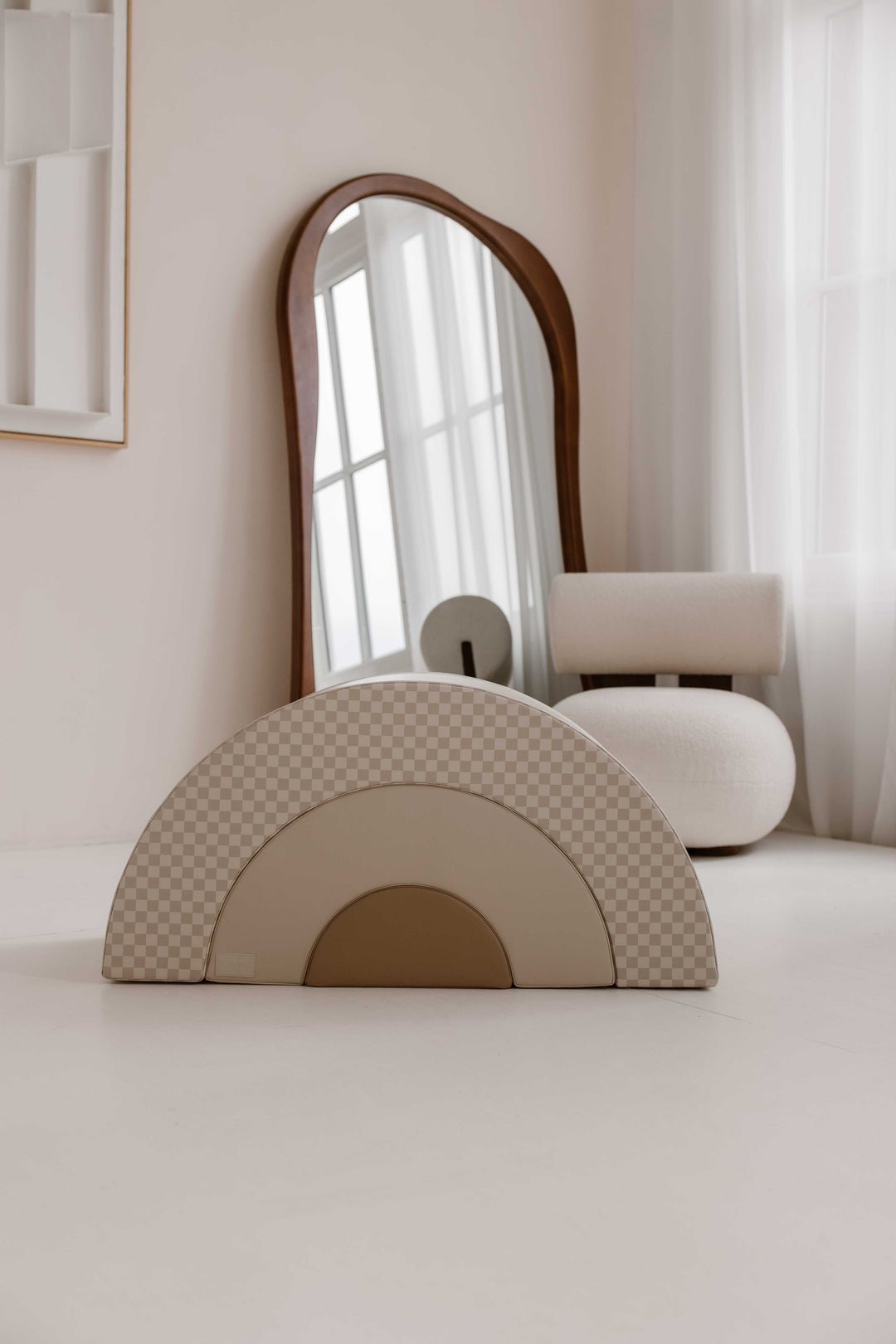 Zachte balansbogen in Retro kleuren in een minimalistische kinderkamer