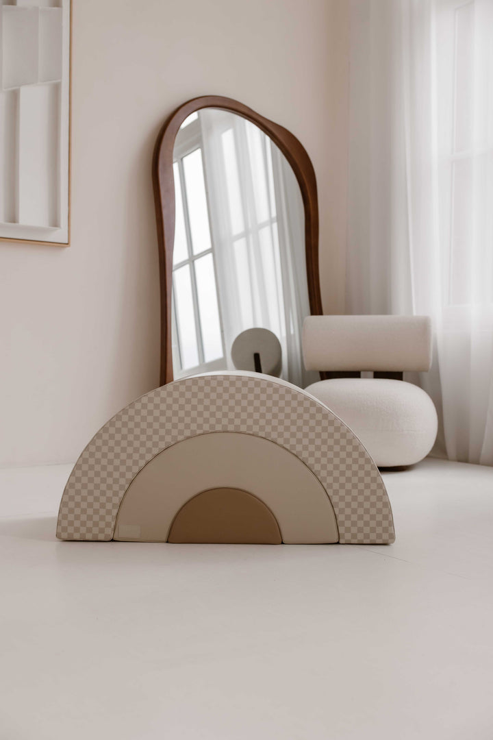 Zachte balansbogen in Retro kleuren in een minimalistische kinderkamer