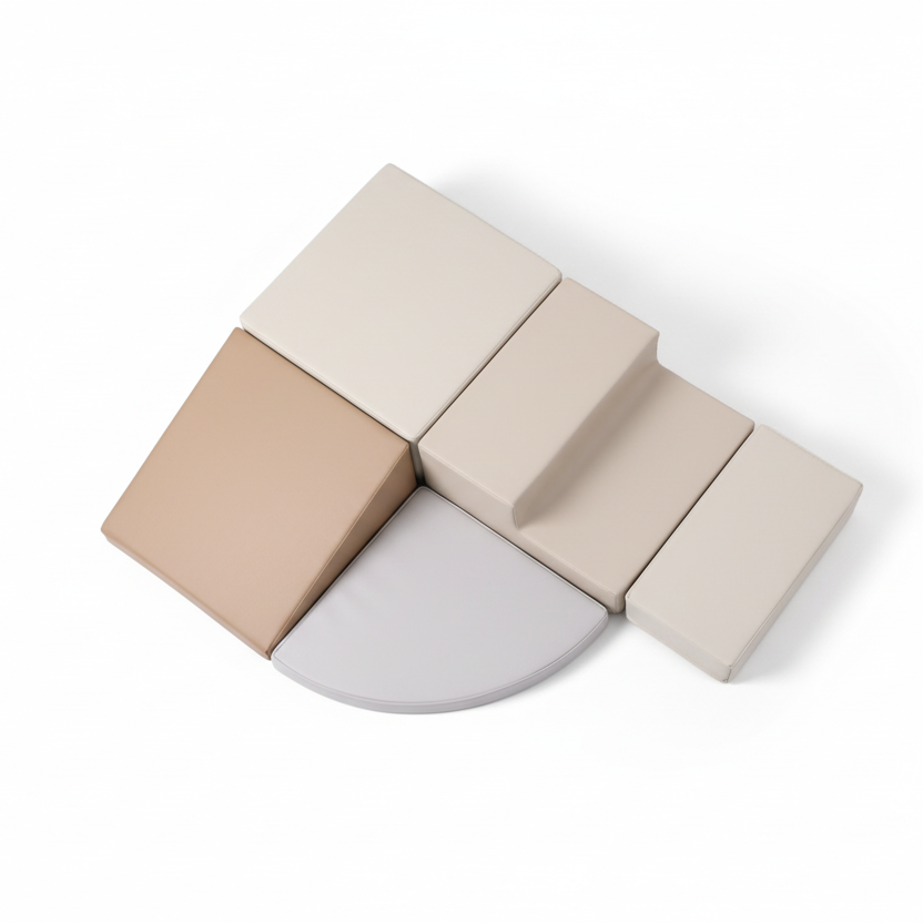 Bovenaanzicht van de complete zachte ORIGIN baby speelset in neutrale tinten