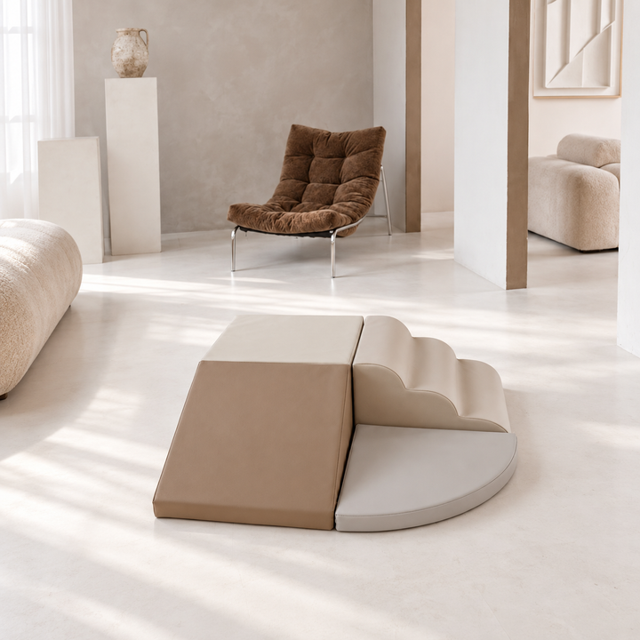 Beige softplay speelset met zachte helling, trap en ronde speelmat
