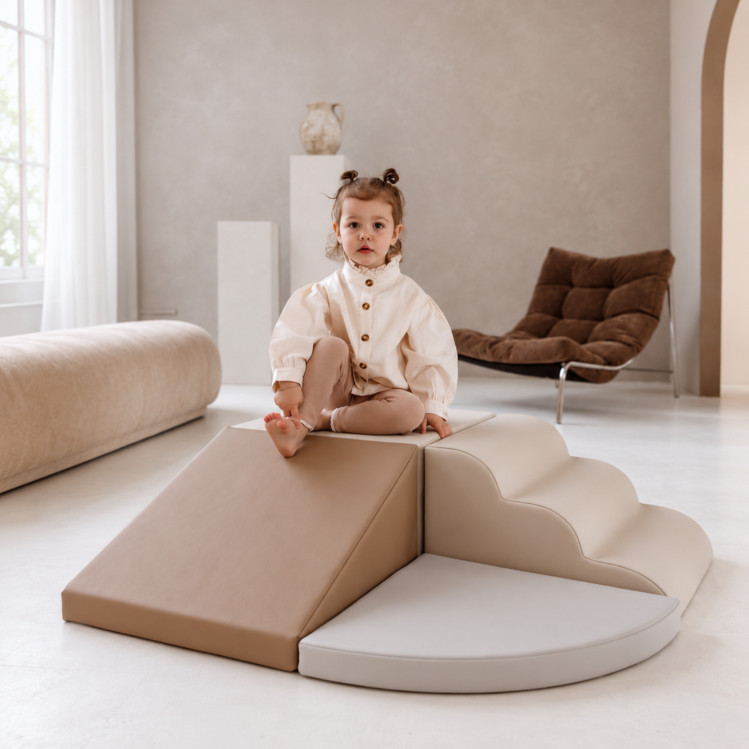 Peuter op beige softplay klimset met zachte trap en helling voor binnen