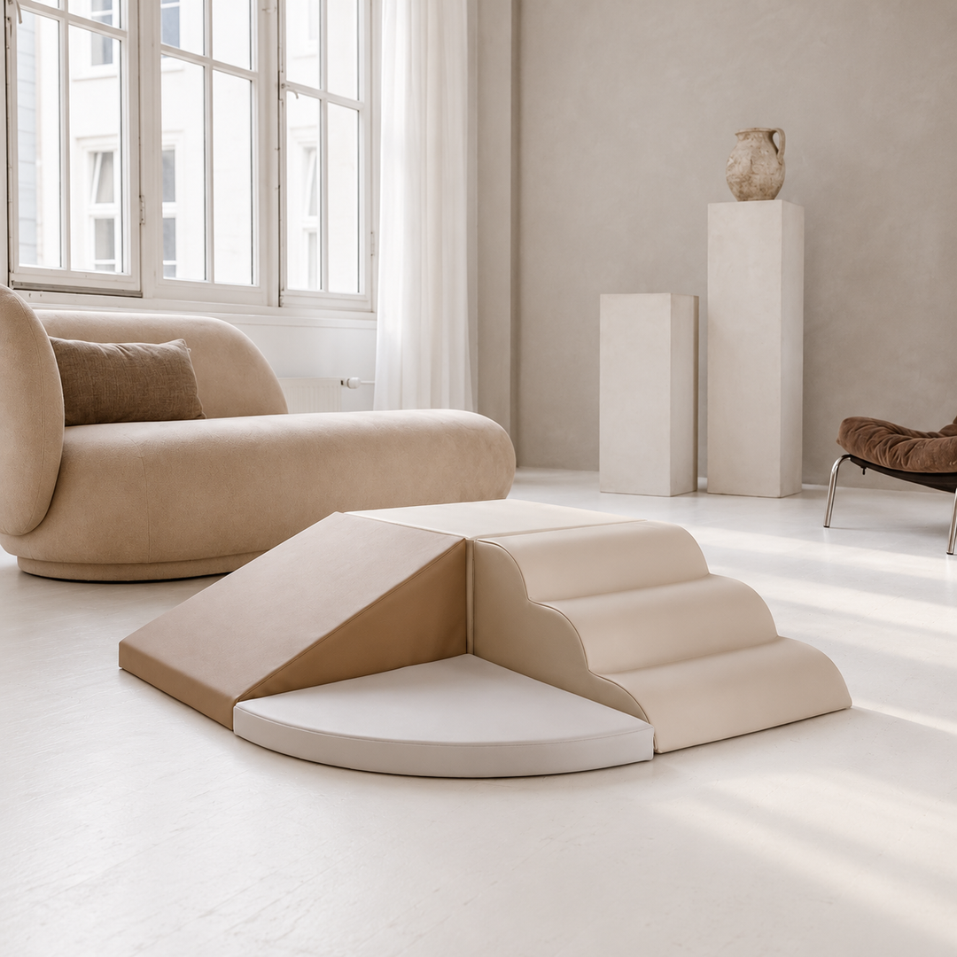 Modulaire softplay speelset in beige met klimhelling, zachte trap en speelmat