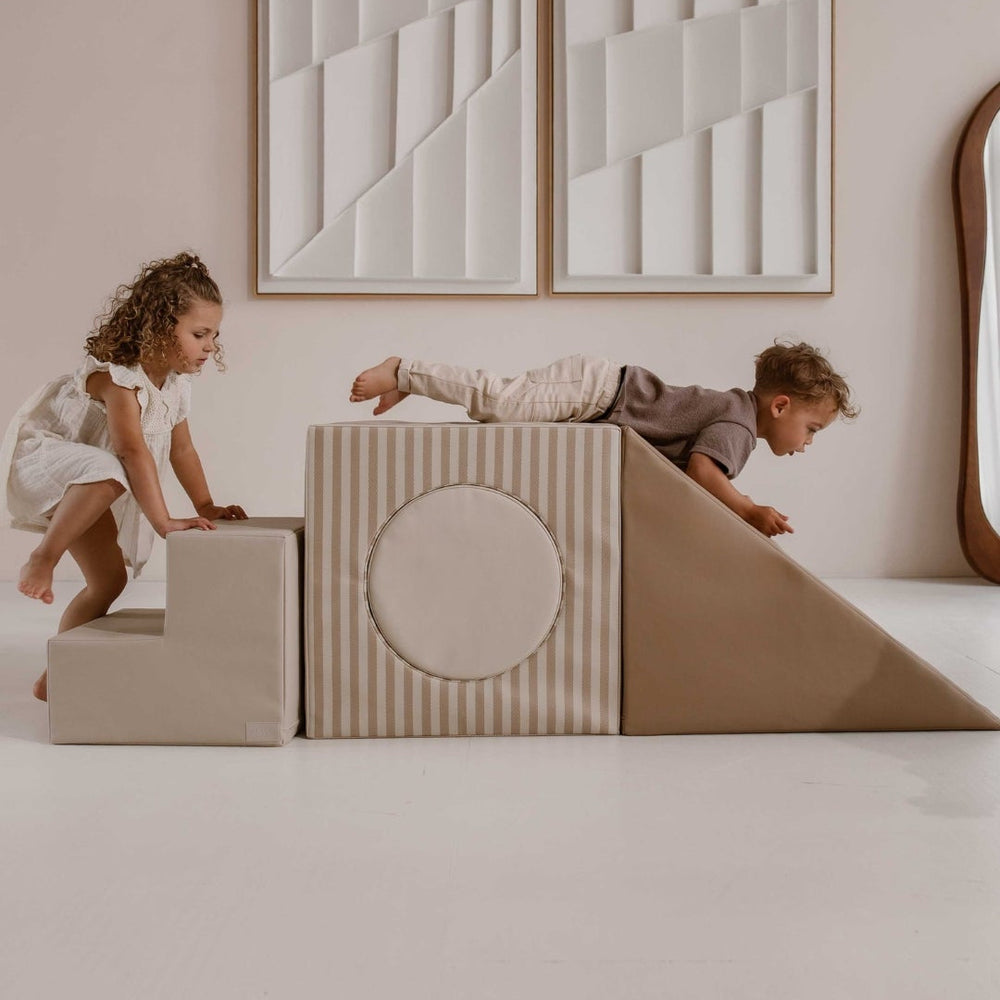 Twee kinderen klimmen en glijden op de VOYAGE grote speelset in Sand Stripe