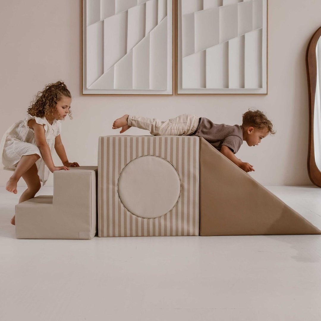 Twee kinderen klimmen en glijden op de VOYAGE grote speelset in Sand Stripe