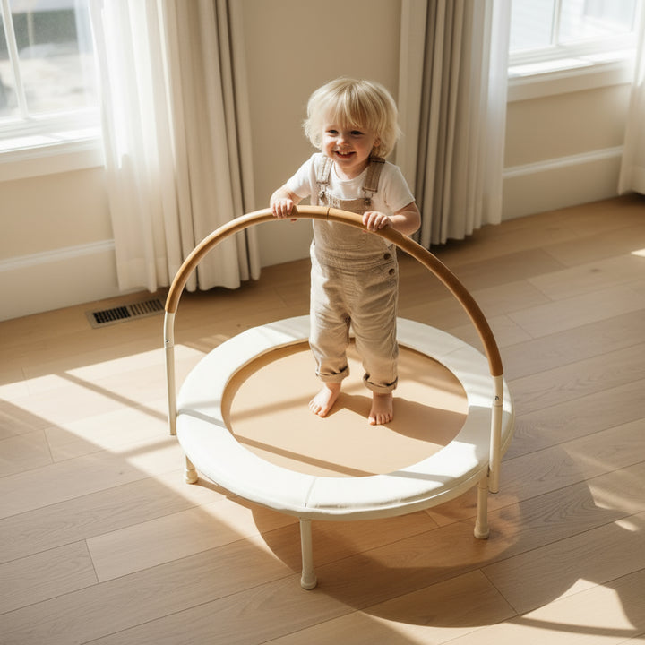 Kind houdt de veiligheidsbeugel vast tijdens het trampolinespringen