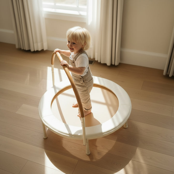 Zijaanzicht van de beige indoor trampoline voor kinderen