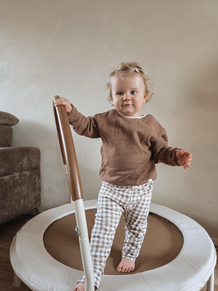 HENVAE kindertrampoline in een rustige speelruimte