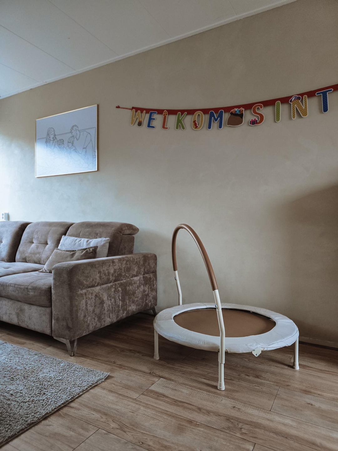 Compacte beige kindertrampoline met neutraal en stijlvol ontwerp
