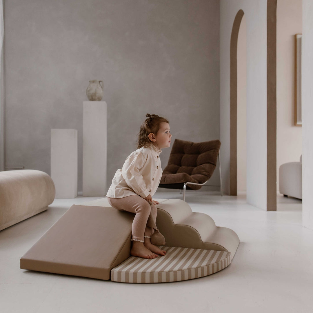 Meisje klimt op een 4-delige HENVAE softplay speelset in een veilige en zachte speelomgeving.
