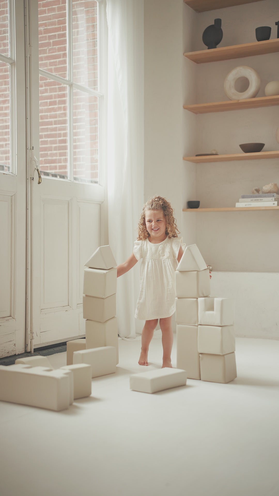 Ontdek eindeloos speelplezier met onze zachte bouwblokken voor kinderen. Bouw kastelen, torens, parcours en alles wat de fantasie bedenkt. De modulaire soft play blokken stimuleren creatief spelen, bewegen en zelfstandig ontdekken en passen dankzij het rustige design prachtig in ieder interieur.