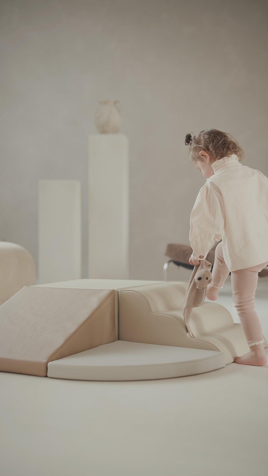 spelende blije kinderen die motoriek en beweging stimuleren met softplay speelset die mooi in de woonkamer of kinderkamer past.