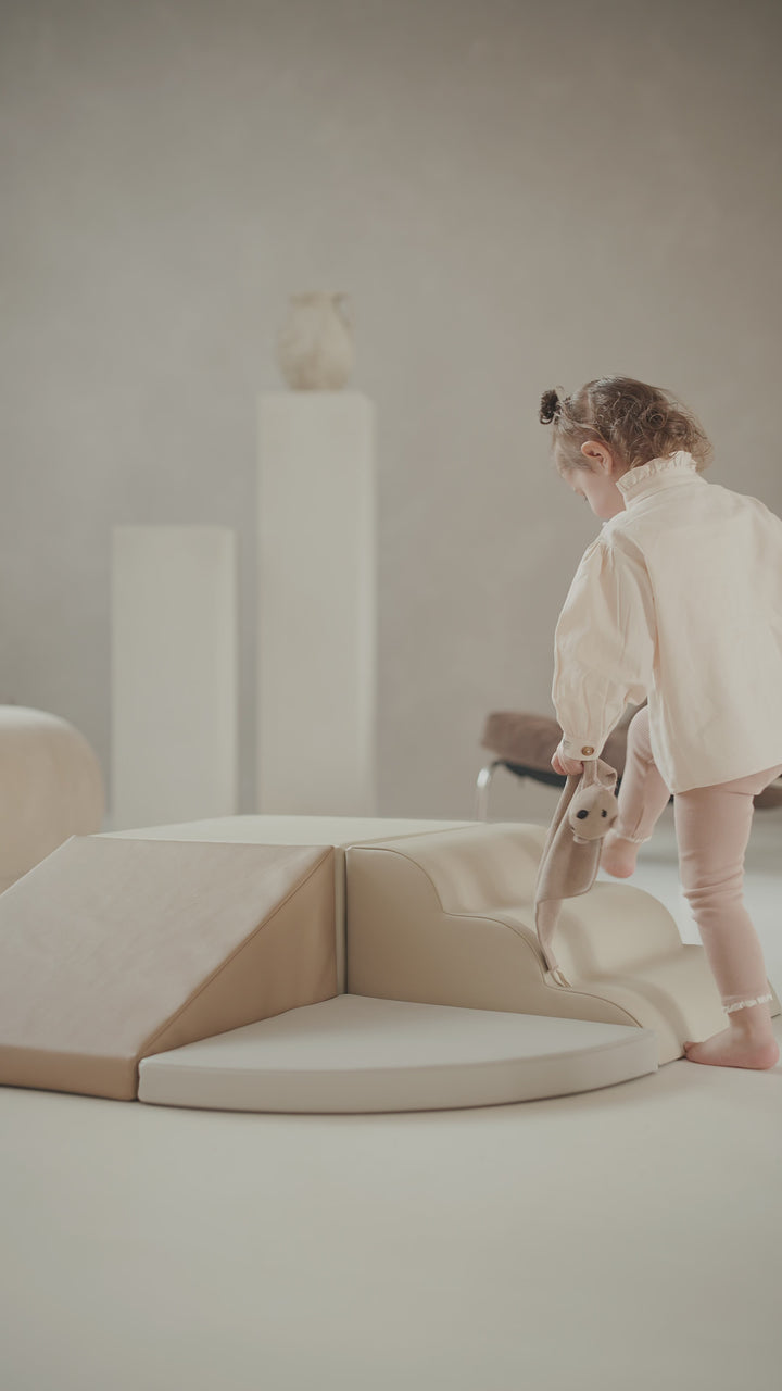 spelende blije kinderen die motoriek en beweging stimuleren met softplay speelset die mooi in de woonkamer of kinderkamer past.