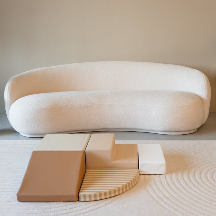 HENVAE® Baby Speelset Sand Stripe geplaatst in een minimalistische kinderkamer – past perfect bij elk interieur