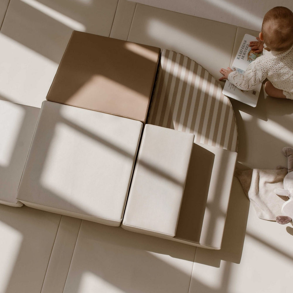Bovenaanzicht van de 5-delige baby speelset in beige, crème en Sand Stripe
