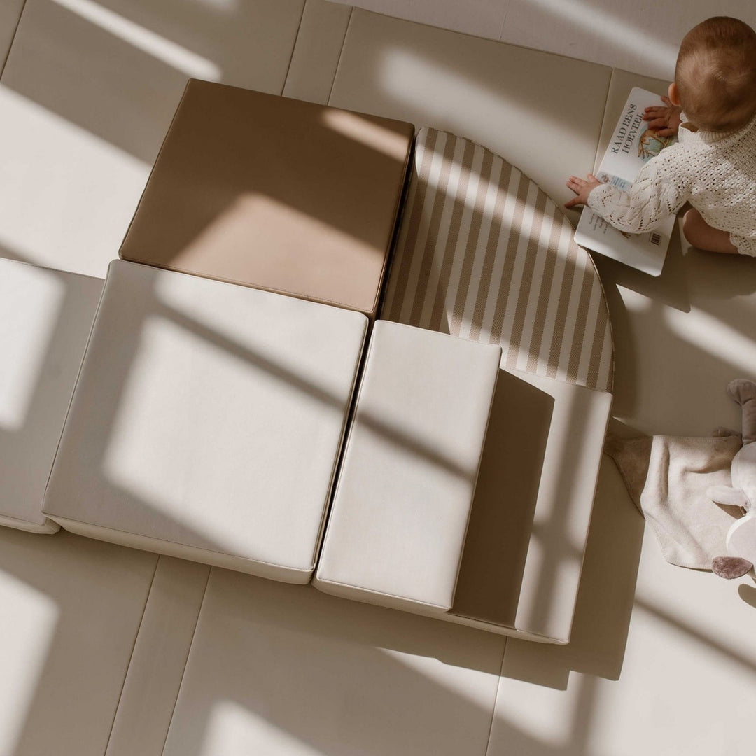 Bovenaanzicht van de 5-delige baby speelset in beige, crème en Sand Stripe