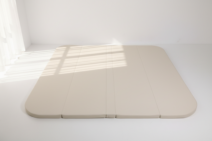 opvouwbare beige speelmat van 4 cm dik. stevig, veilig en duurzaam.