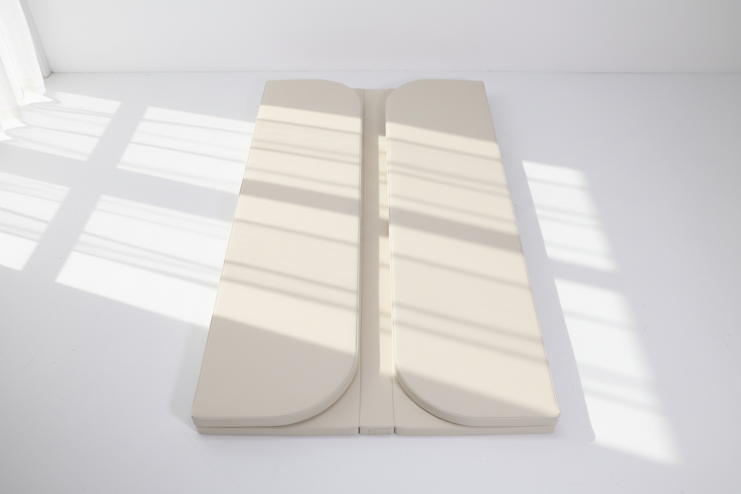 Opvouwbare HENVAE speelmat van 160 x 150 cm met ronde hoeken voor een zachte en veilige speelplek thuis.
