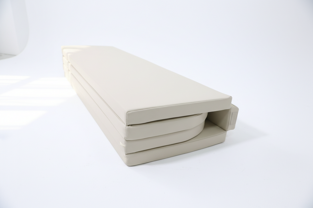 Opvouwbare HENVAE speelmat van 160 x 150 cm met ronde hoeken voor een zachte en veilige speelplek thuis.