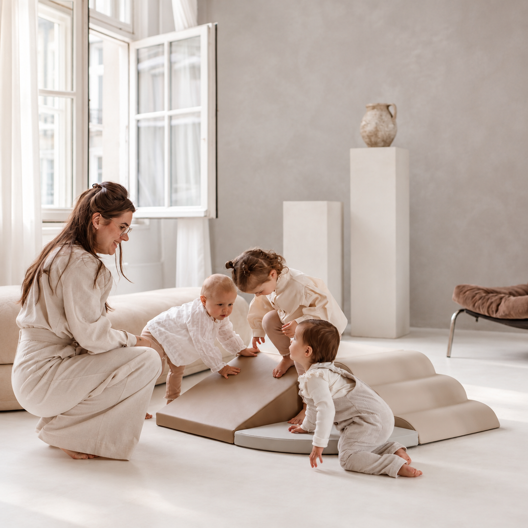 Kinderen spelen samen op een zachte beige softplay speelset voor binnen