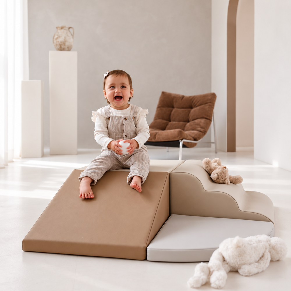 Lachende baby op beige softplay speelset met zachte klimhelling en trap