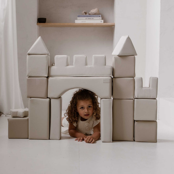 Kind speelt met zachte HENVAE bouwblokken en maakt een kasteel, ideaal voor creatief spel, stapelen en ontdekken in een veilige speelomgeving thuis.