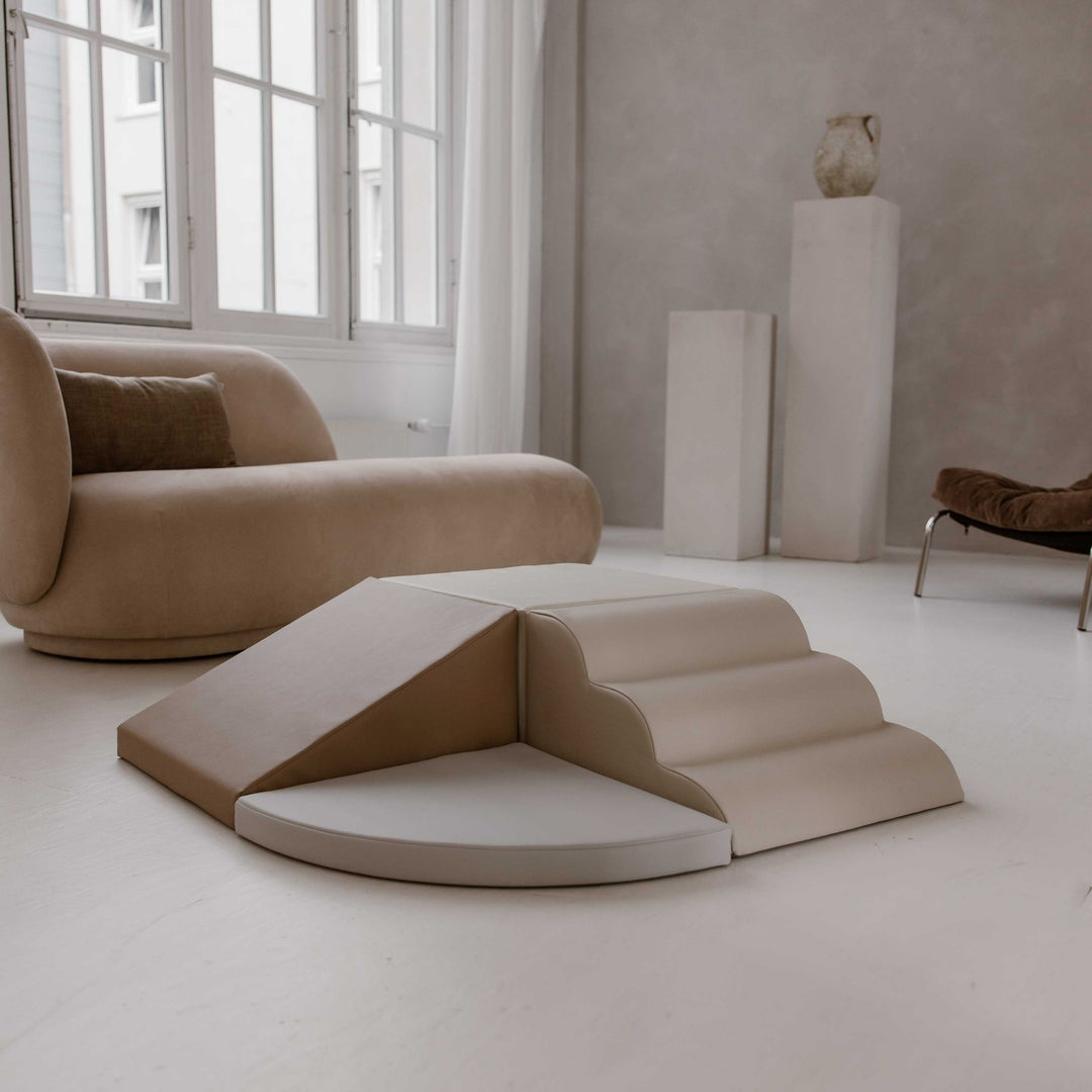 4-delige zachte baby speelset in beige en zandkleur met trap, glijbaan en kwartcirkelmat.